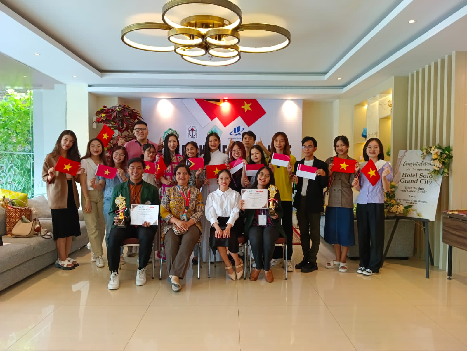 Perkenalan Budaya INDONESIA – VIETNAM Melalui Student Exchange Perkenalan Budaya INDONESIA – VIETNAM Melalui Student Exchange